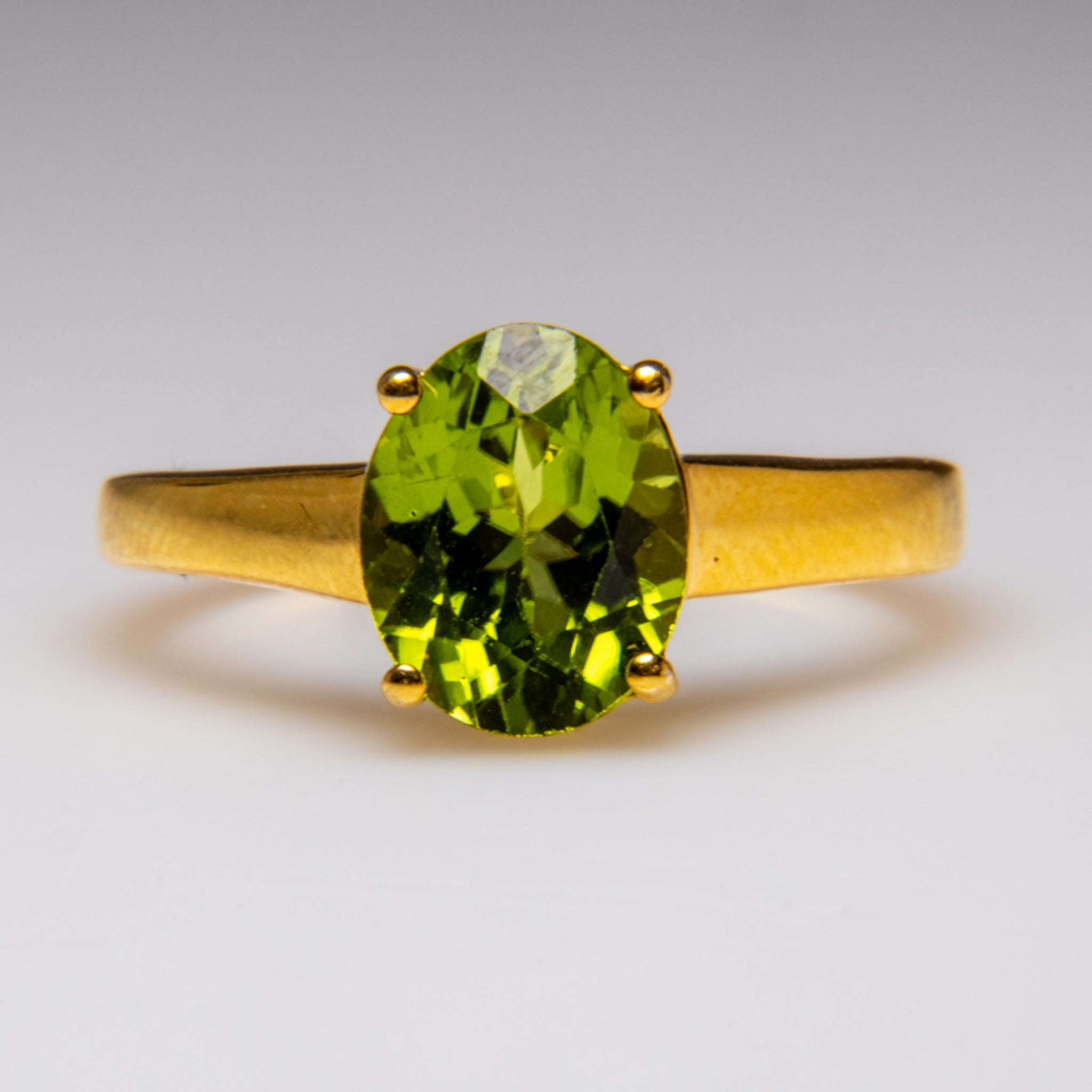 Peridot Gemstone Sterling Silver Ring (Size 6 3/4)