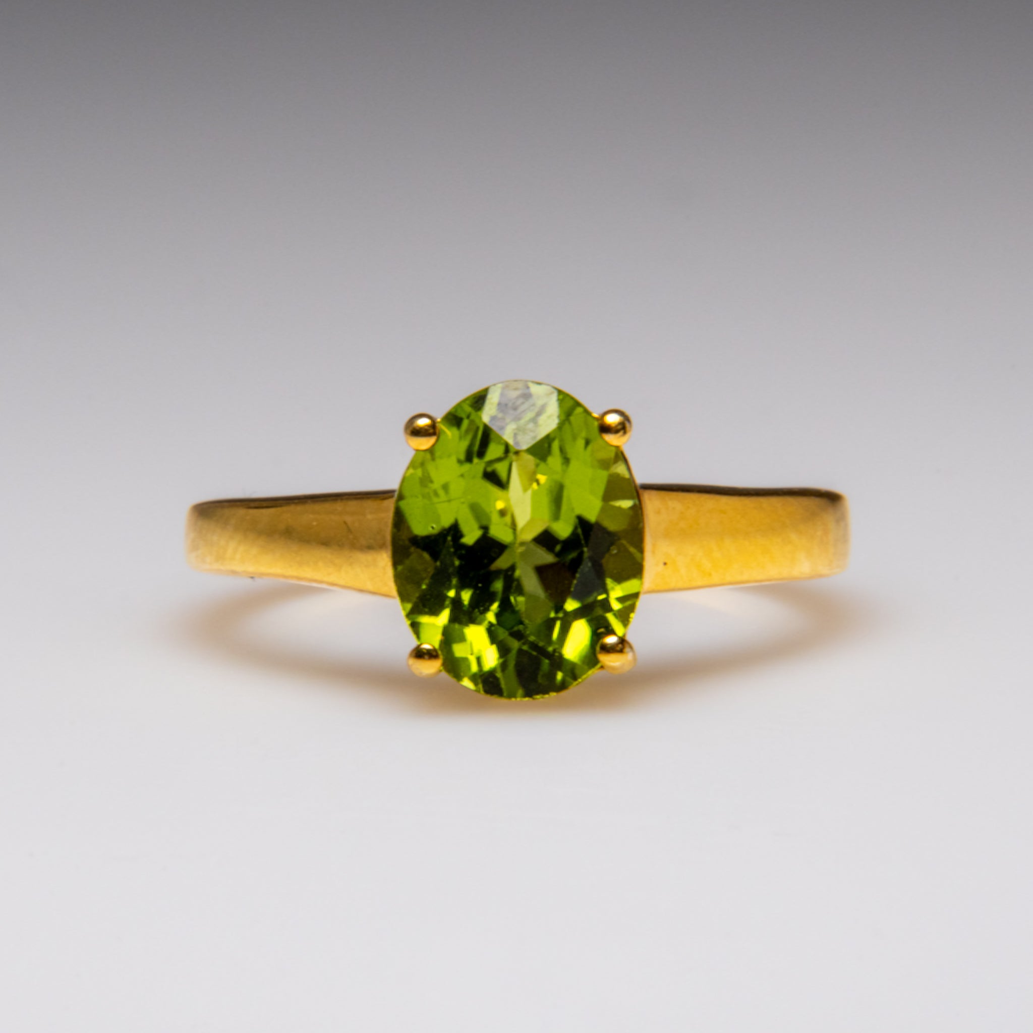 Peridot Gemstone Sterling Silver Ring (Size 6 3/4)
