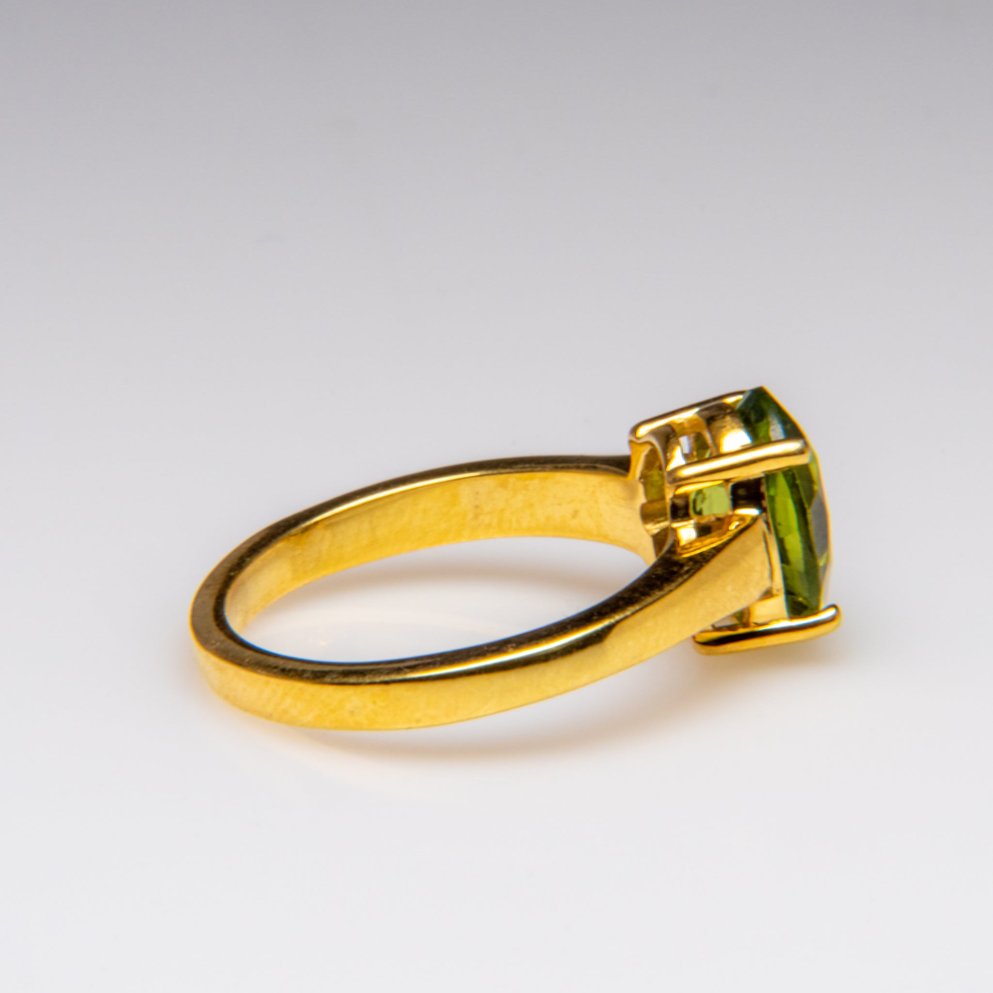 Peridot Gemstone Sterling Silver Ring (Size 6 3/4)