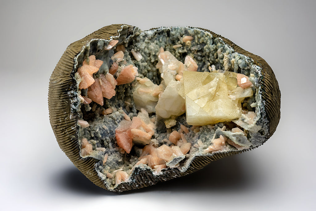 Calcite with Huelandite and Stilbite on Chalcedony Matrix from Jalgaon,  Maharashtra, India