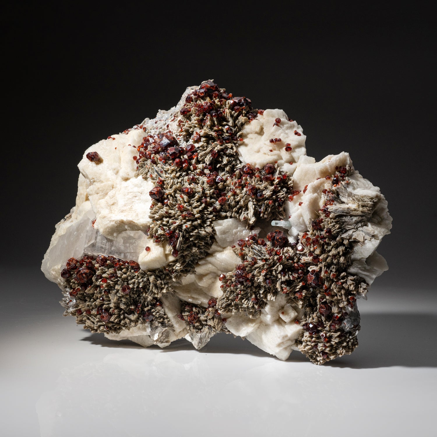 Spessartine Garnet with Muscovite on Albite Matrix From Tongbei-Yunling District, Fujian Province, China
